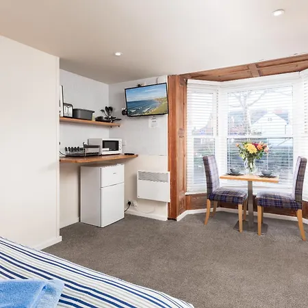 Апартаменты Compact Room, Free Private Parking Уитби